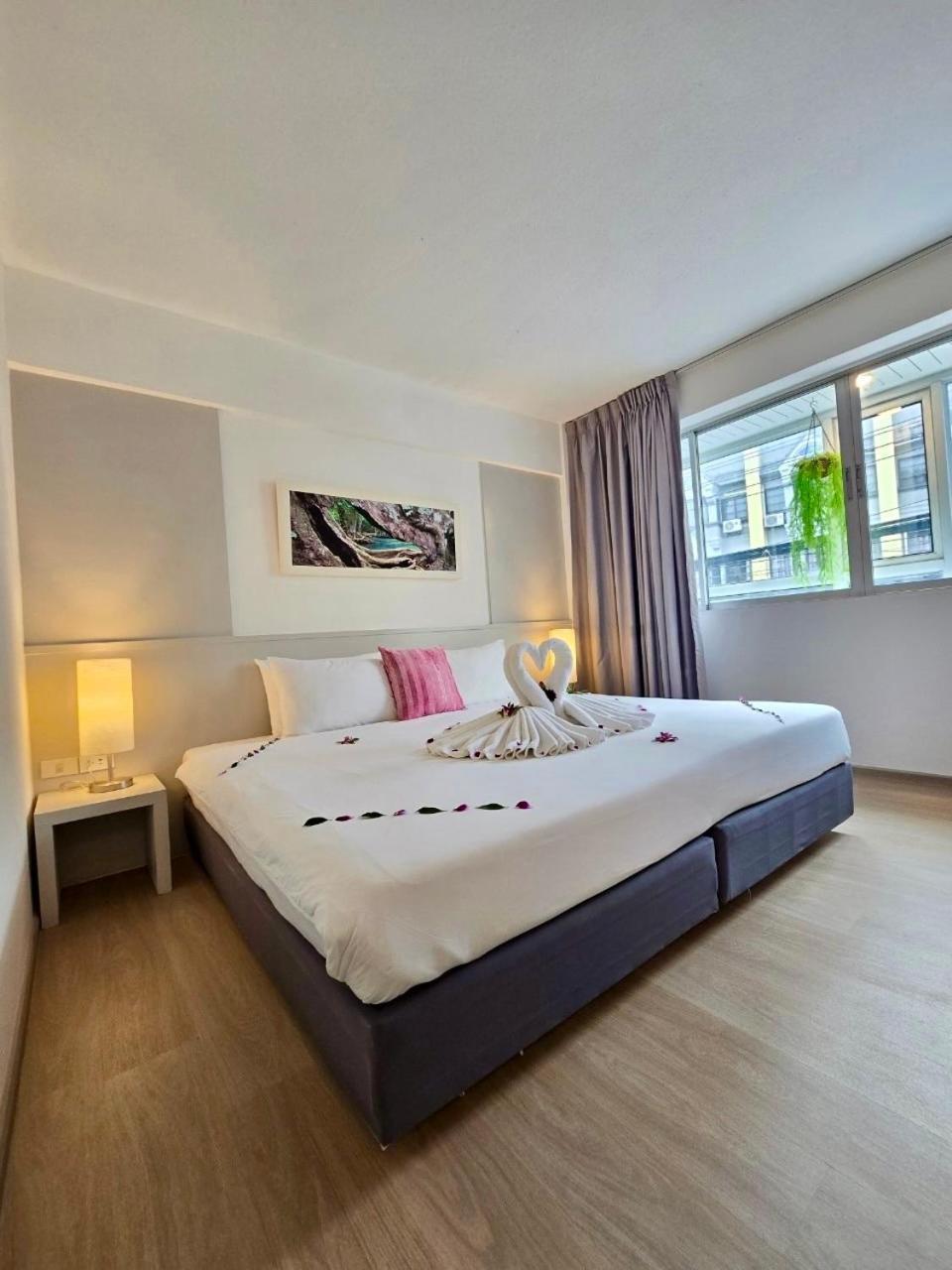 ON Hotel Phuket - SHA Plus Karon Exterior foto