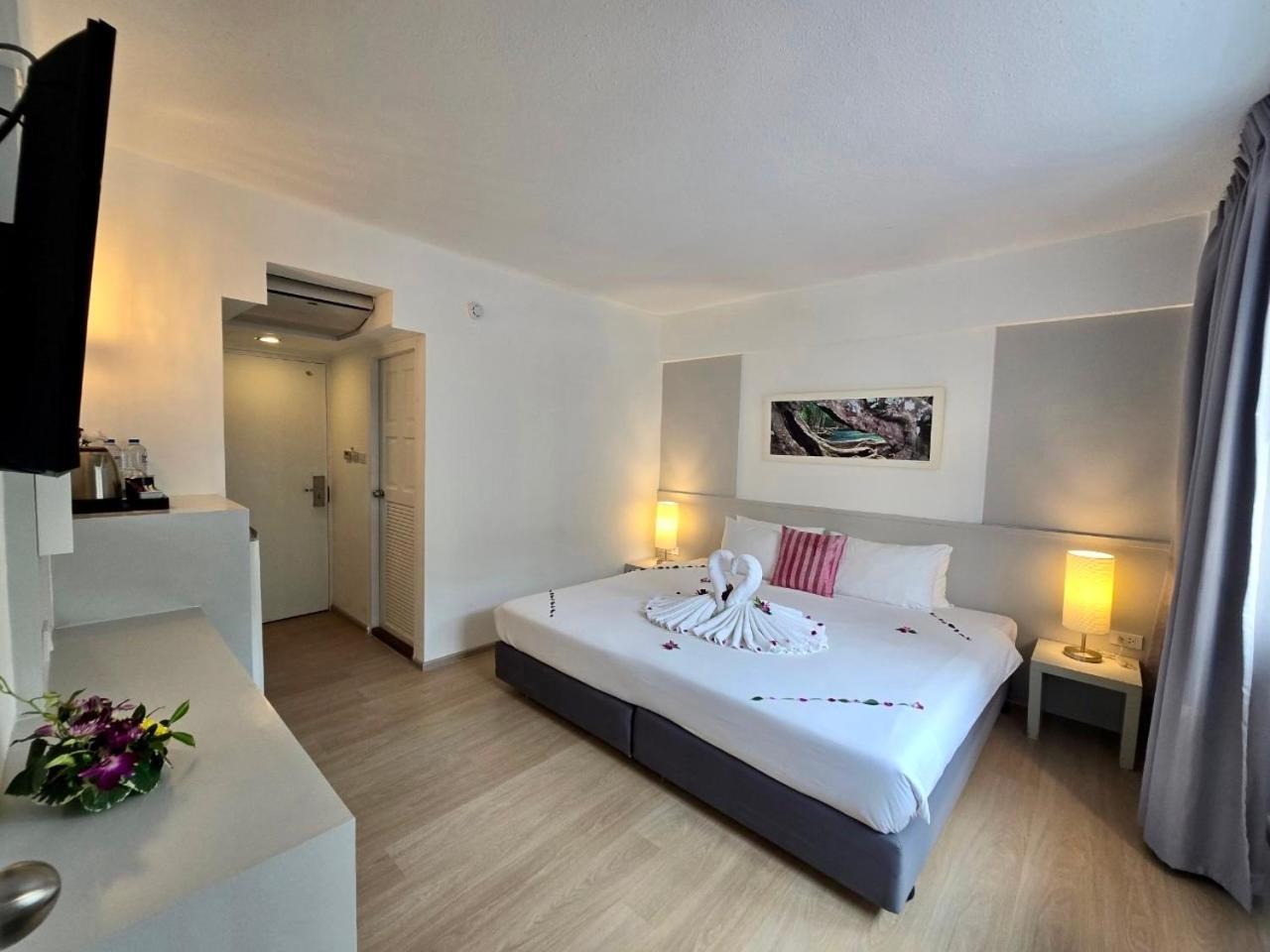 ON Hotel Phuket - SHA Plus Karon Exterior foto