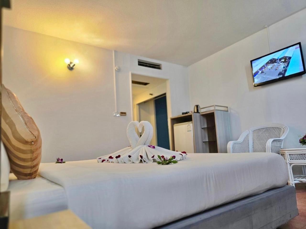 ON Hotel Phuket - SHA Plus Karon Exterior foto